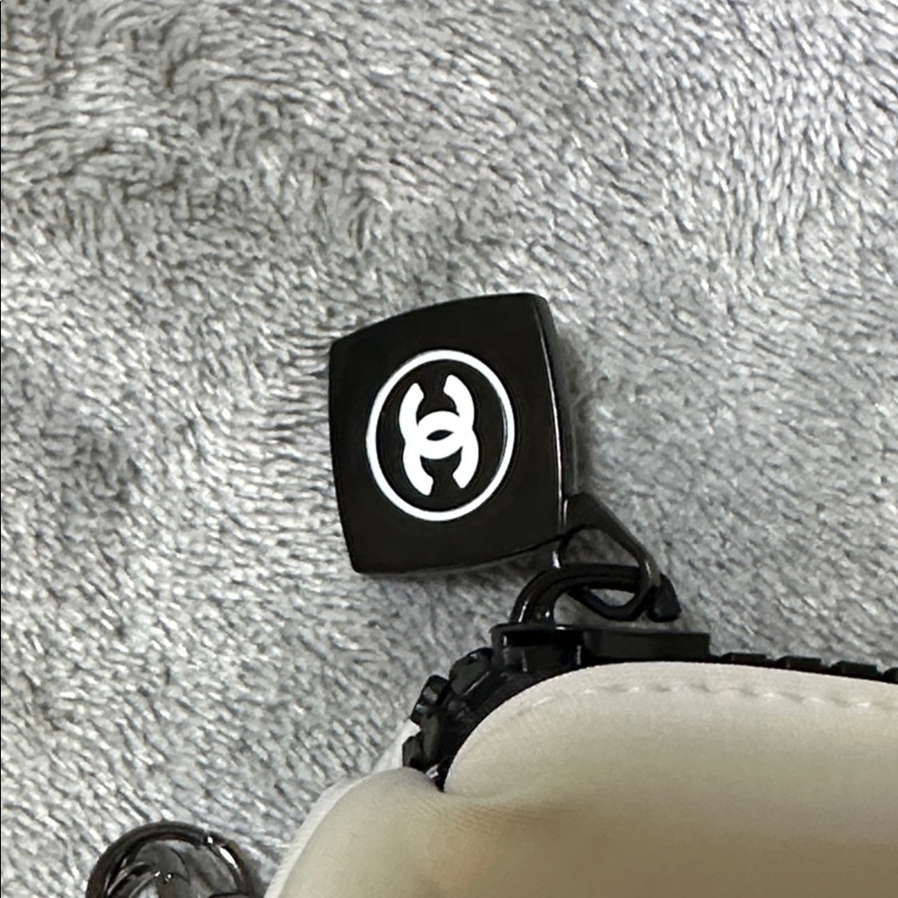 CHANEL Clutch with Black Chain - Picture 4 of 5